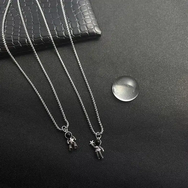 Collier couple astronaute 6