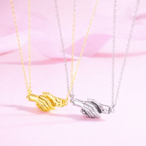 Collier amour couple main