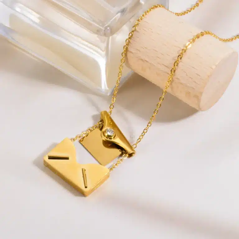 Collier couple personnalisé enveloppe femme 4