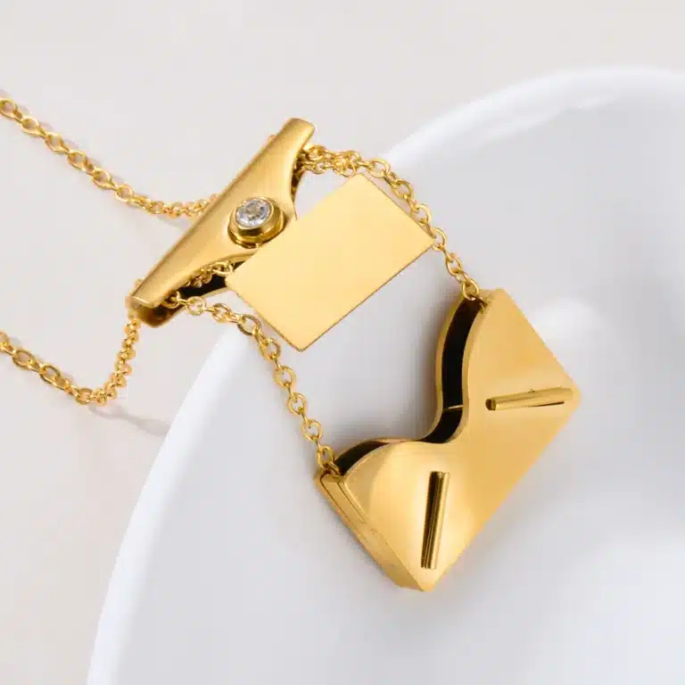 Collier couple personnalisé enveloppe femme 3