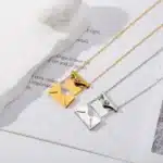 Collier couple personnalisé enveloppe femme 2