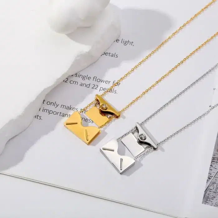 Collier couple personnalisé enveloppe femme 2
