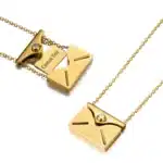 Collier couple personnalisé enveloppe femme 1