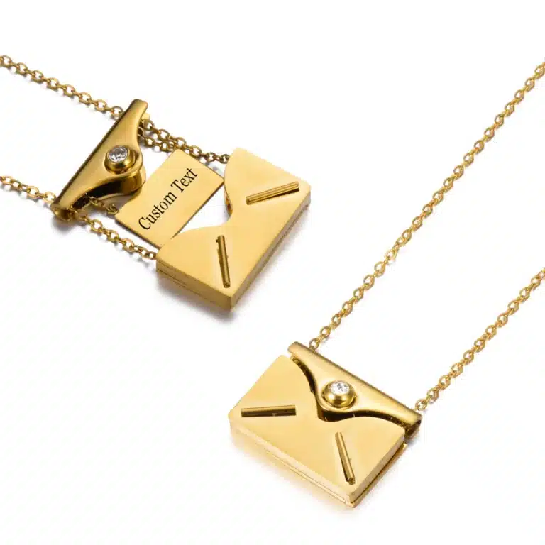 Collier couple personnalisé enveloppe femme 1