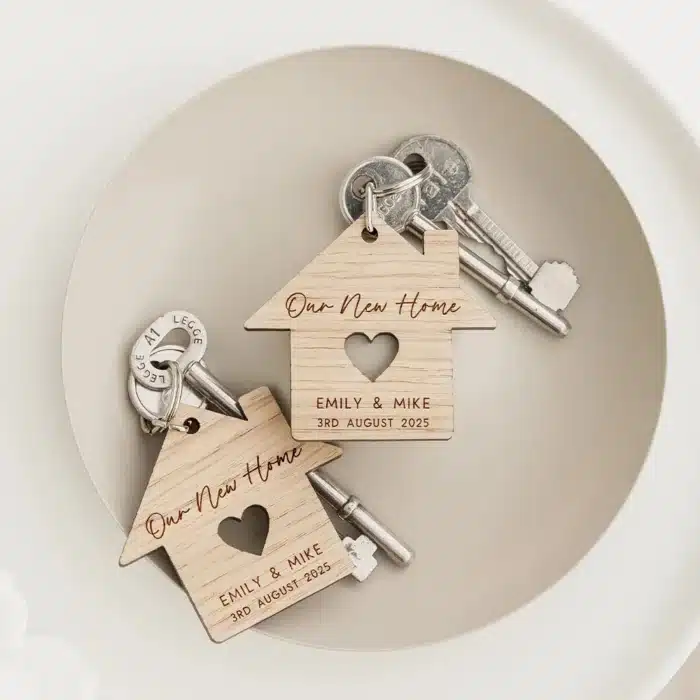 Porte-clés maison en bois personnalisé pour couple 1