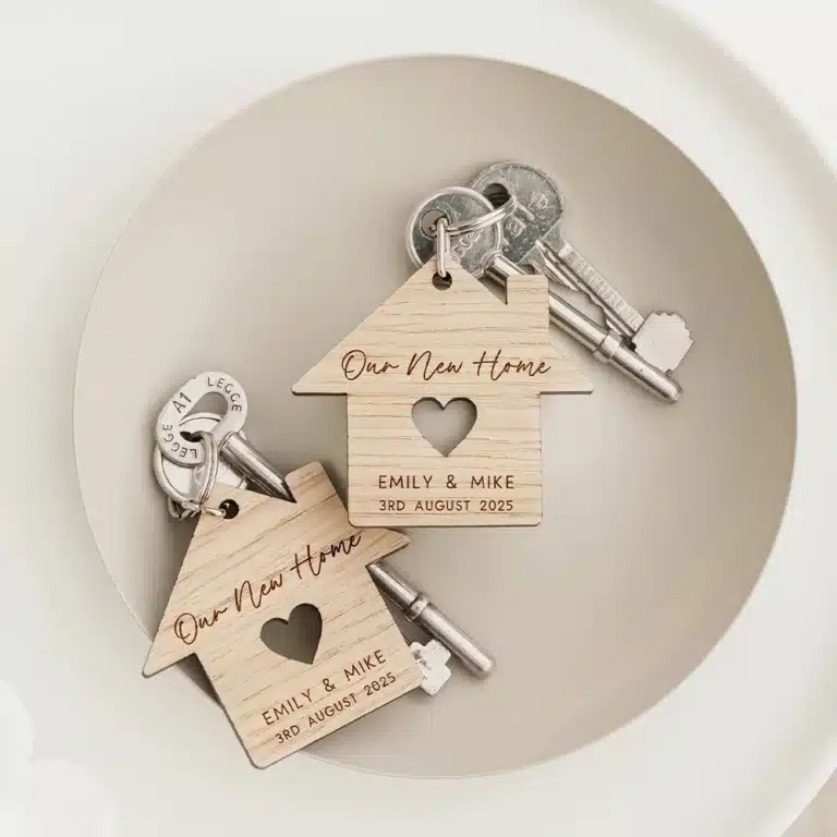 Porte-clés maison en bois personnalisé pour couple 1