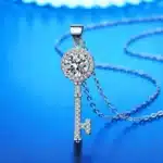 Collier femme clé brillante 1