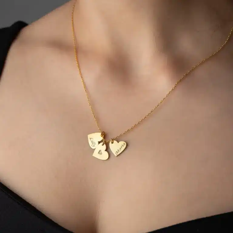 Collier couple femme personnalisé avec trois coeurs 1