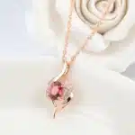 Boite pomme avec rose éternelle et collier rouge 4