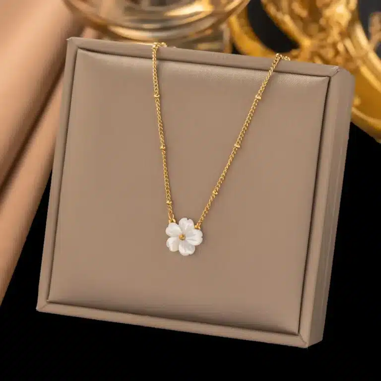 Collier couple femme fleur blanche 1