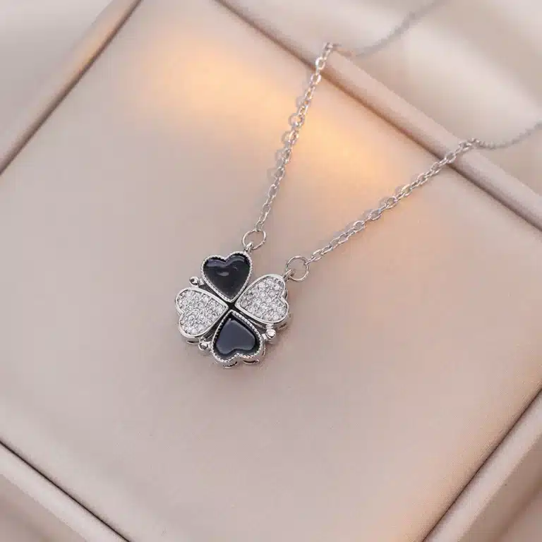 Collier couple femme trèfle noir et blanc 1