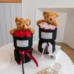 Bouquet de roses éternelles avec ours mignon 1