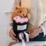 Bouquet de roses éternelles avec ours mignon 4