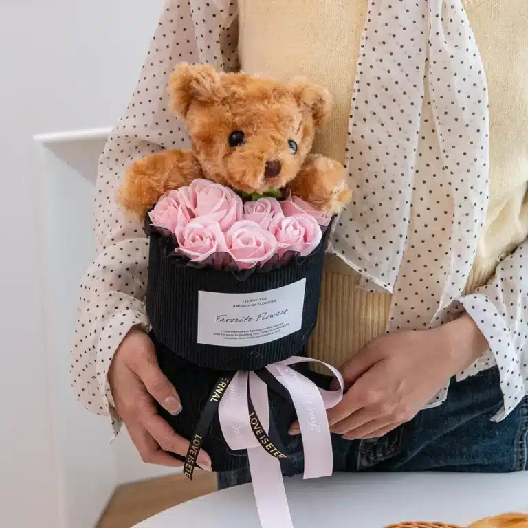 Bouquet de roses éternelles avec ours mignon 4