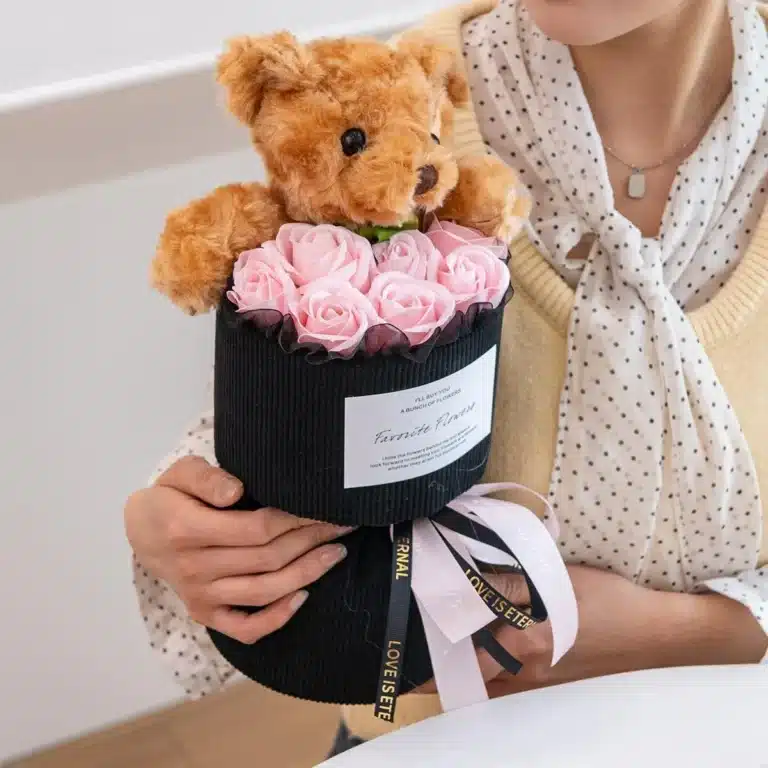 Bouquet de roses éternelles avec ours mignon 3