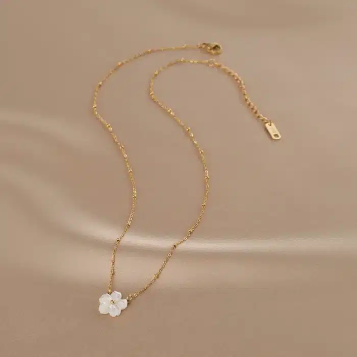 Collier couple femme fleur blanche 5