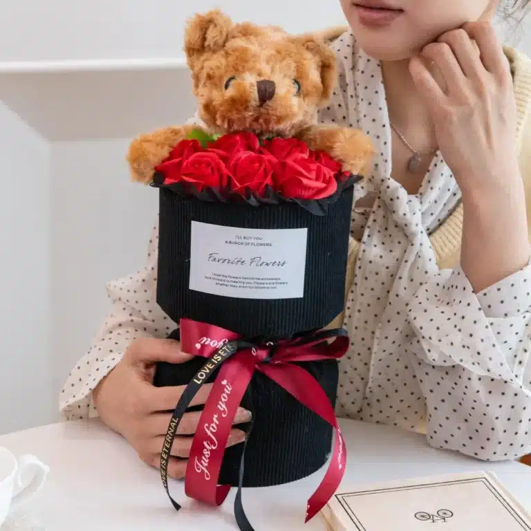 Bouquet de roses éternelles avec ours mignon 2