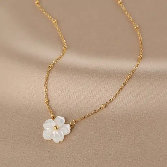 Collier couple femme fleur blanche 2