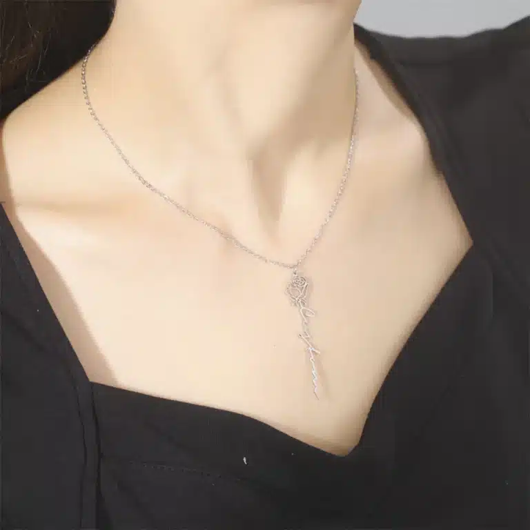 Collier femme personnalisé en forme de rose 2