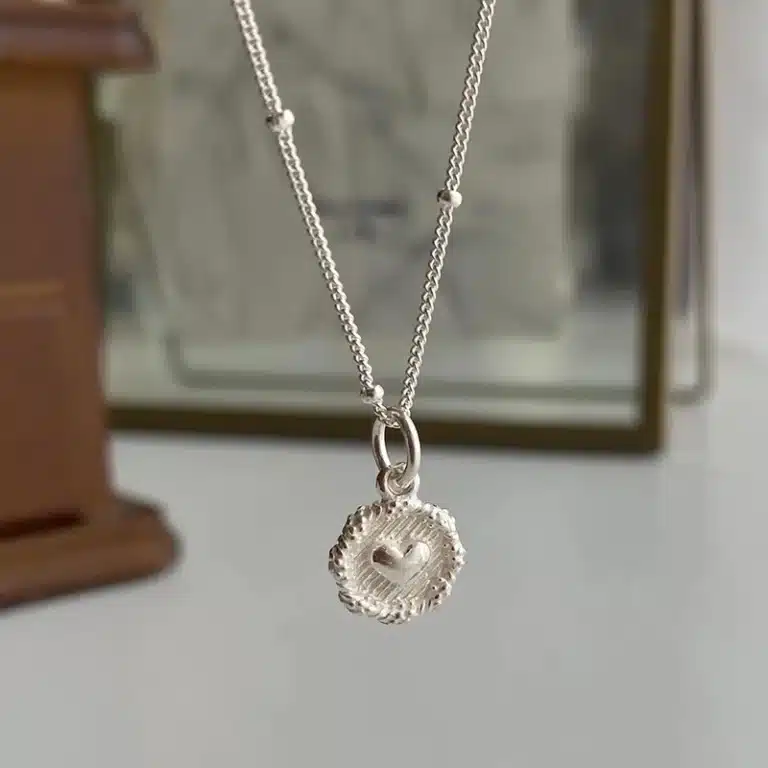 Collier femme plaque ronde vintage coeur 1