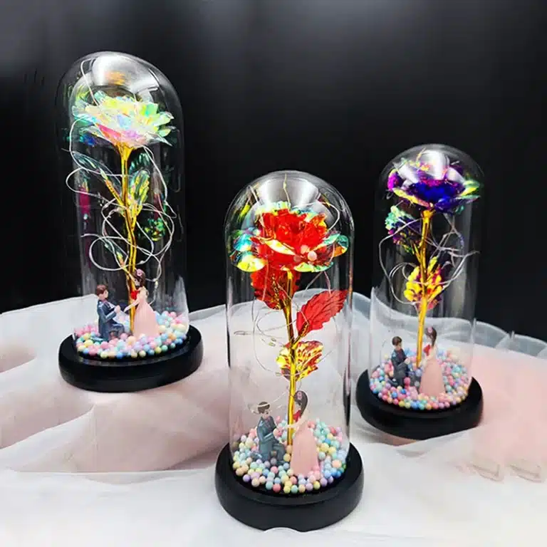 Rose éternelle sous cloche avec couple figurines 5
