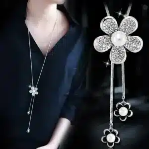 Collier long femme fleur perlée argentée 1