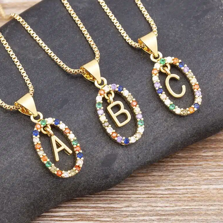 Collier femme lettre colorée 1