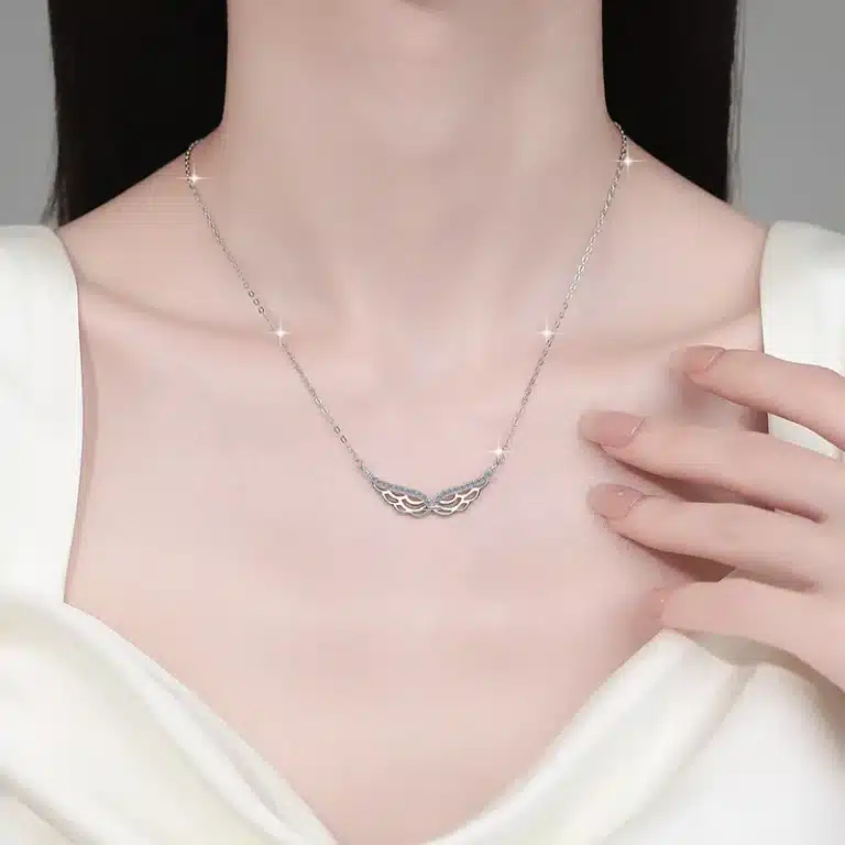 Collier femme ailes d'ange brillantes 4
