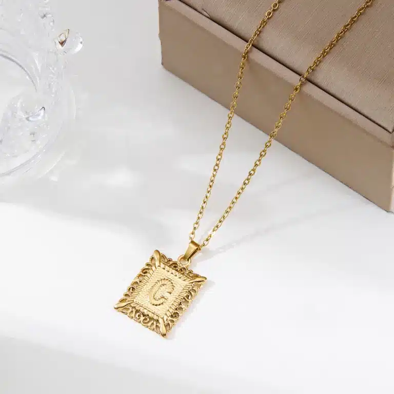 Collier femme personnalisé cadre initiale 3