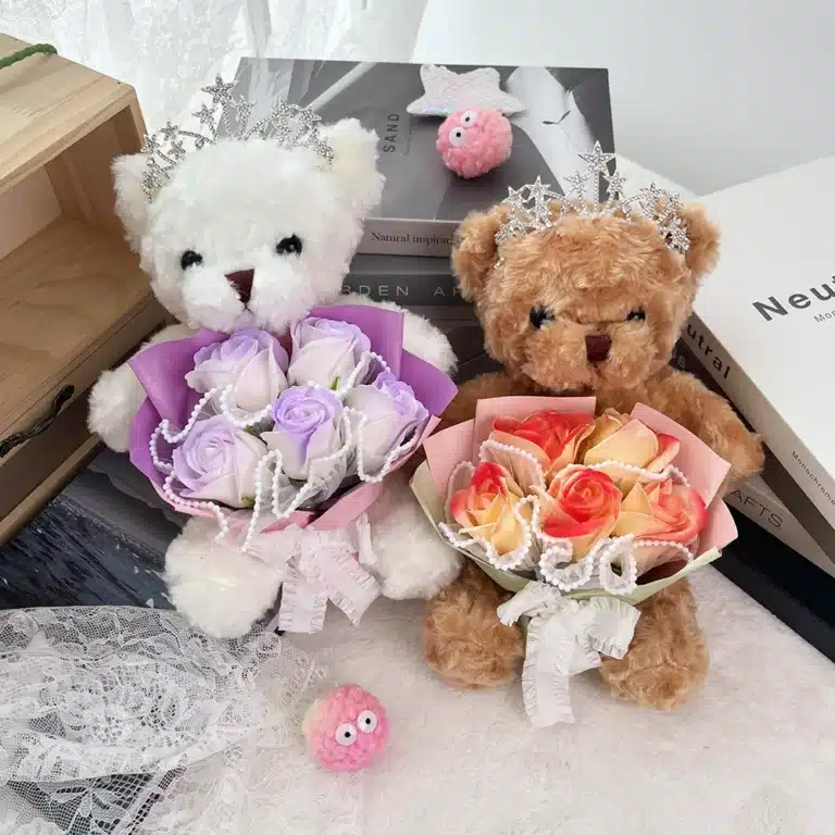 Ours en peluche avec bouquet de roses 4