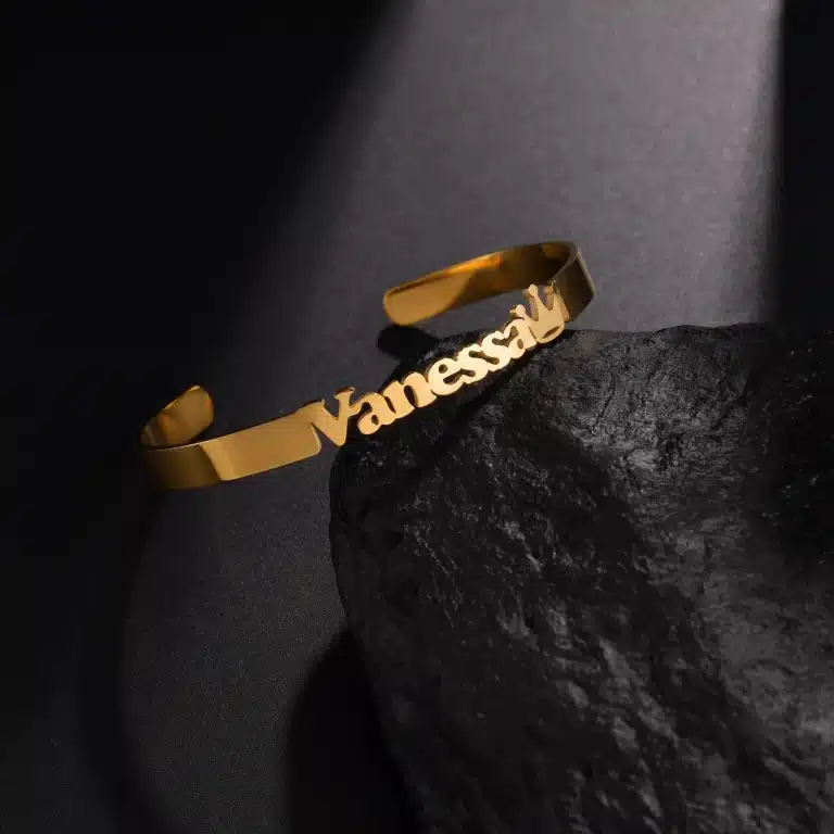 Bracelet manchette prénom doré minimaliste 1