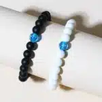 Bracelets couple noir et blanc perles lumineuses 5