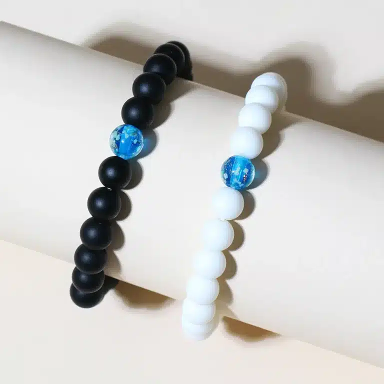 Bracelets couple noir et blanc perles lumineuses 5