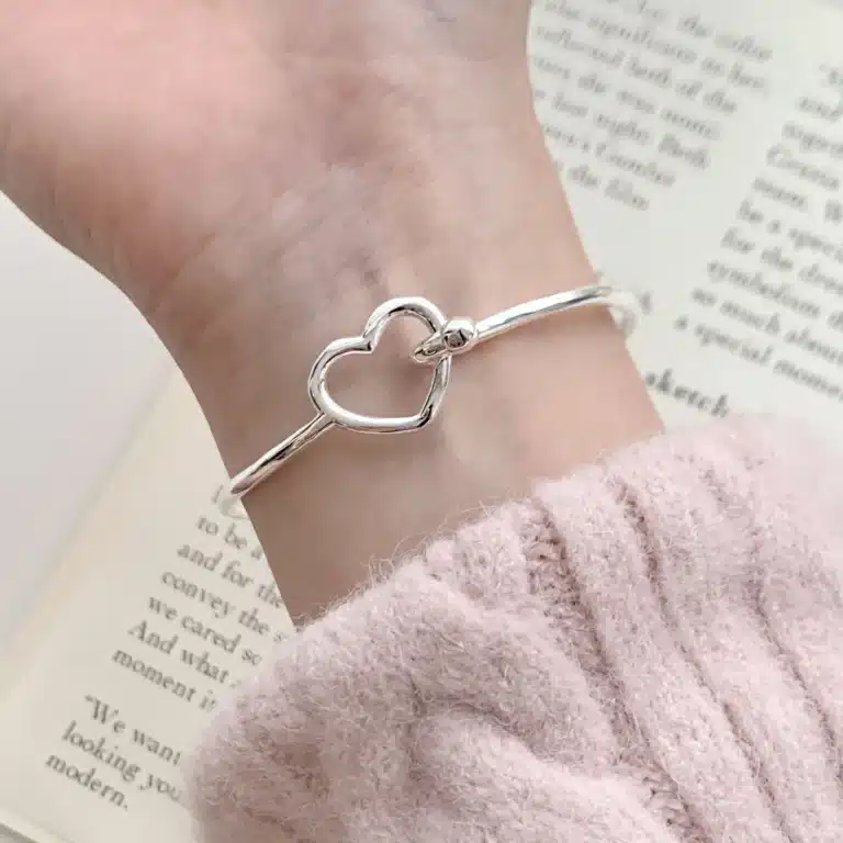 Bracelet femme jonc argenté gros coeur ajouré 1