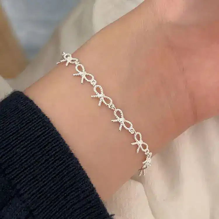 Bracelet fin femme avec petits noeuds brillants 1