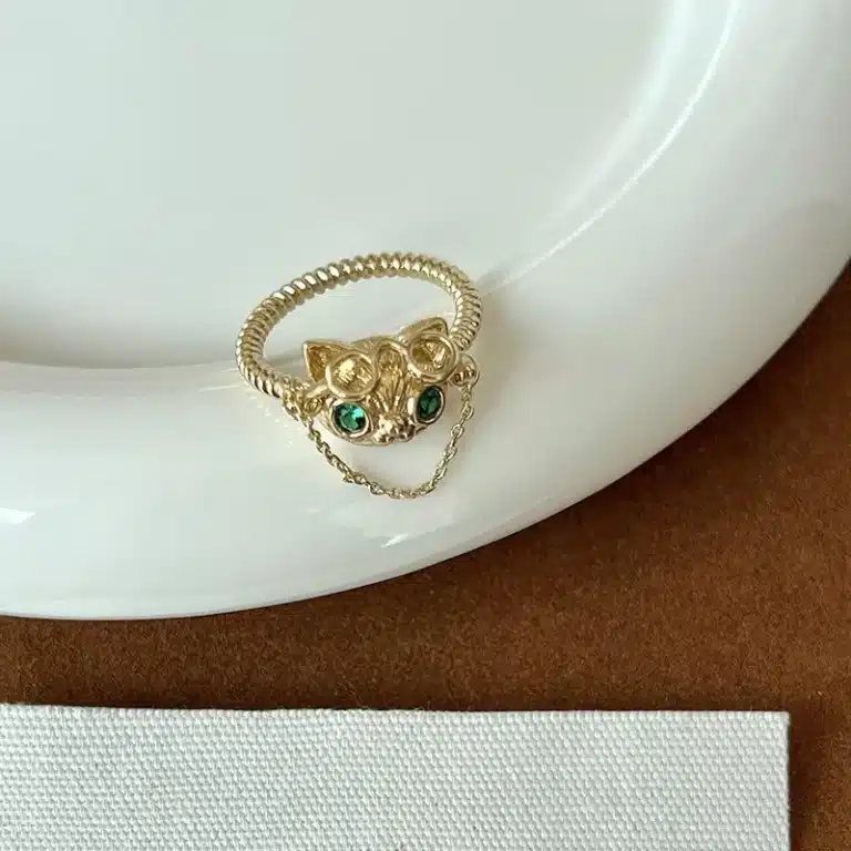 Bague femme tête de chat dorée chaîne 1