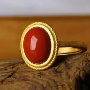 Bague femme reine dorée pierre ovale rouge 1