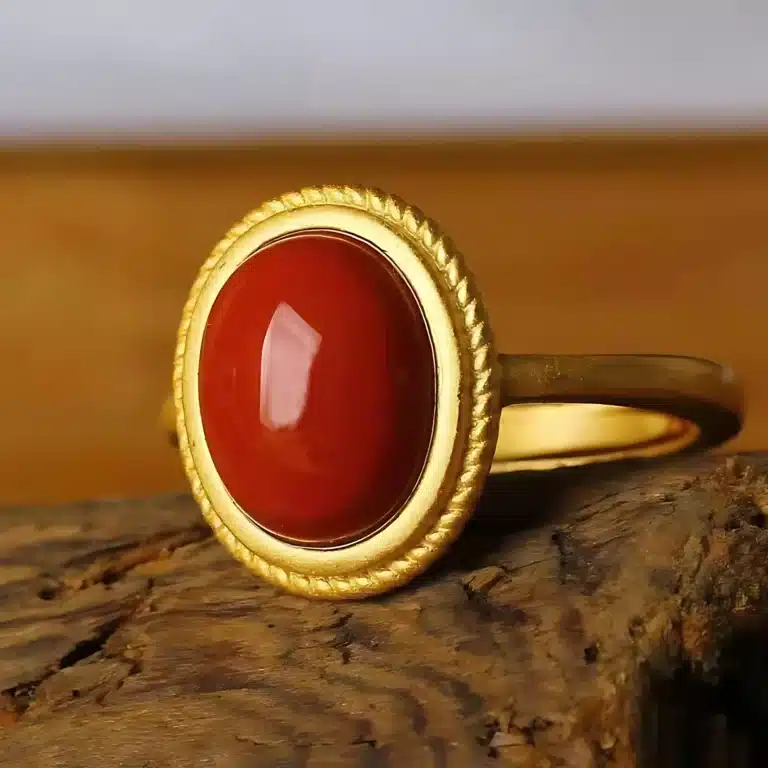 Bague femme reine dorée pierre ovale rouge 1