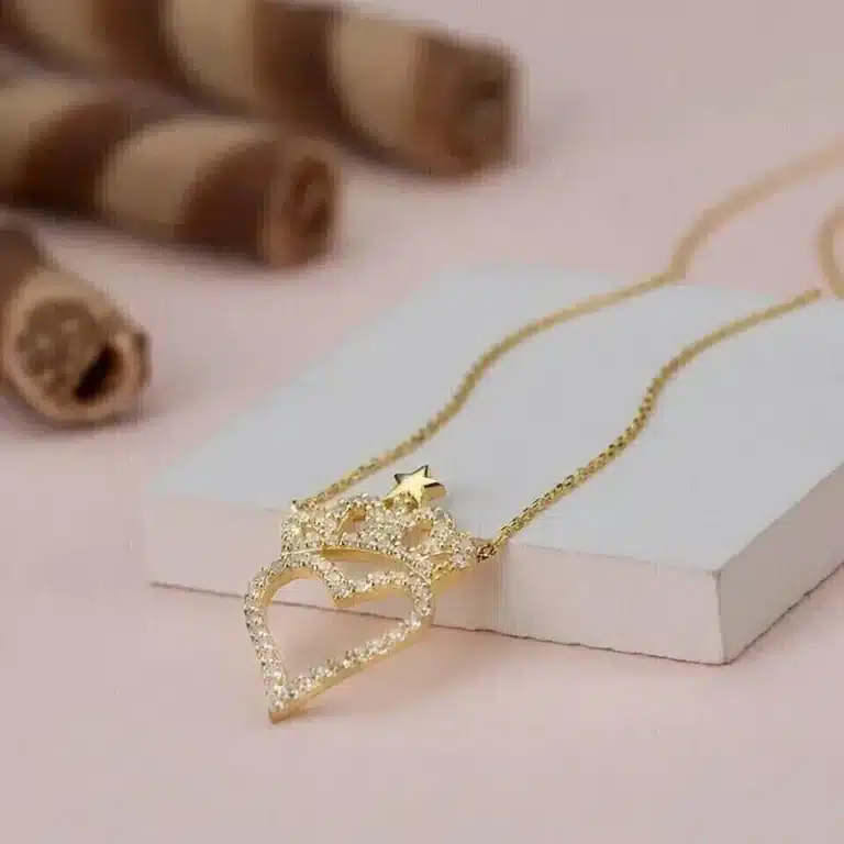 Collier femme coeur doré brillant avec couronne 2