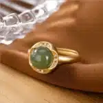 Bague femme fleur dorée brillante perle verte 1