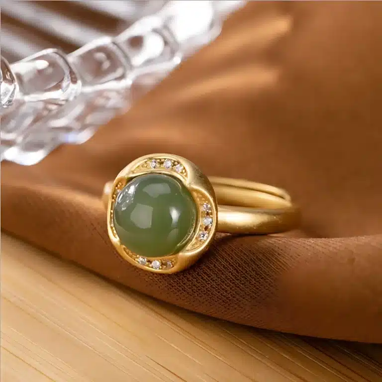 Bague femme fleur dorée brillante perle verte 1