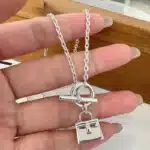 Collier femme sac à main argenté 1