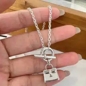 Collier femme sac à main argenté 1
