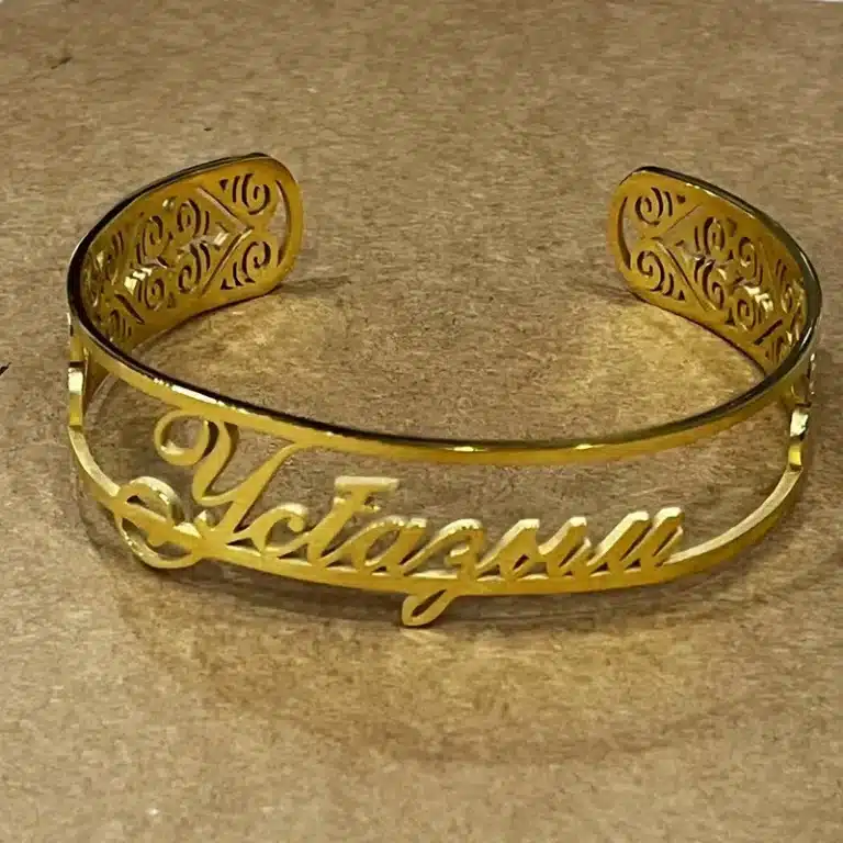 Bracelet femme manchette prénom doré arabesques 1