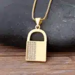 Collier femme cadenas plat doré brillant 1