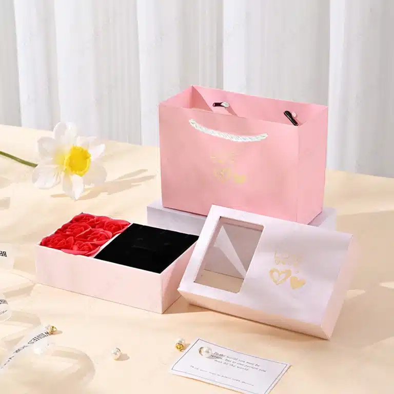Boîte roses éternelles avec collier fleur projection femme 5