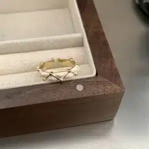Bague femme matelassée blanche dorée 1