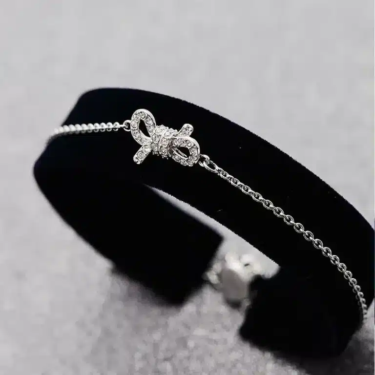 Bracelet fin pour femme avec noeud brillant 1