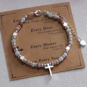 Bracelet femme perles colorées croix chrétienne 1