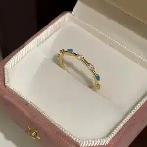 Bague de fiançailles dorée pierres blanches et bleues 1